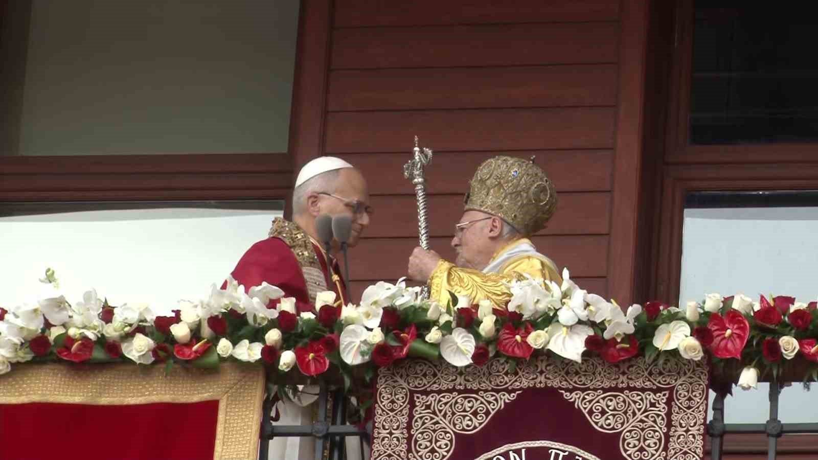 papa 14 leo ve fener rum patrigi bartholomeos ayine katilanlari selamladi 3