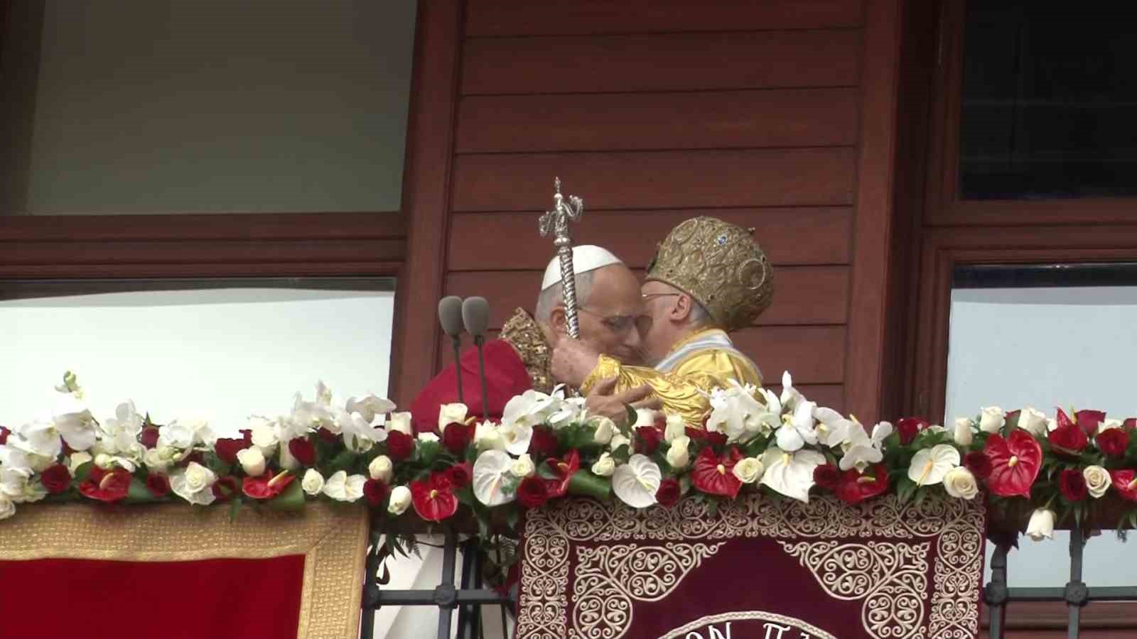 papa 14 leo ve fener rum patrigi bartholomeos ayine katilanlari selamladi 4 94KX3CaJ