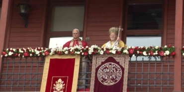 papa-14-leo-ve-fener-rum-patrigi-bartholomeos-ayine-katilanlari-selamladi-c6fVA5rT.jpg