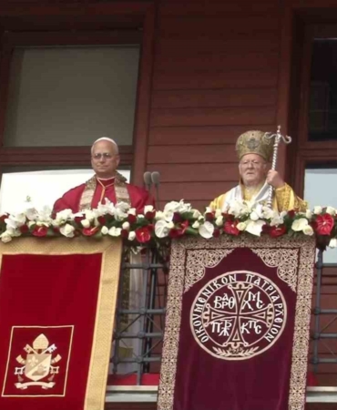 papa-14-leo-ve-fener-rum-patrigi-bartholomeos-ayine-katilanlari-selamladi-c6fVA5rT.jpg