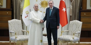 papa-14-leo-ziyaret-logosundaki-kopru-turkiyenin-dunyadaki-rolunu-anlatiyor-YbnxcdZW.jpg