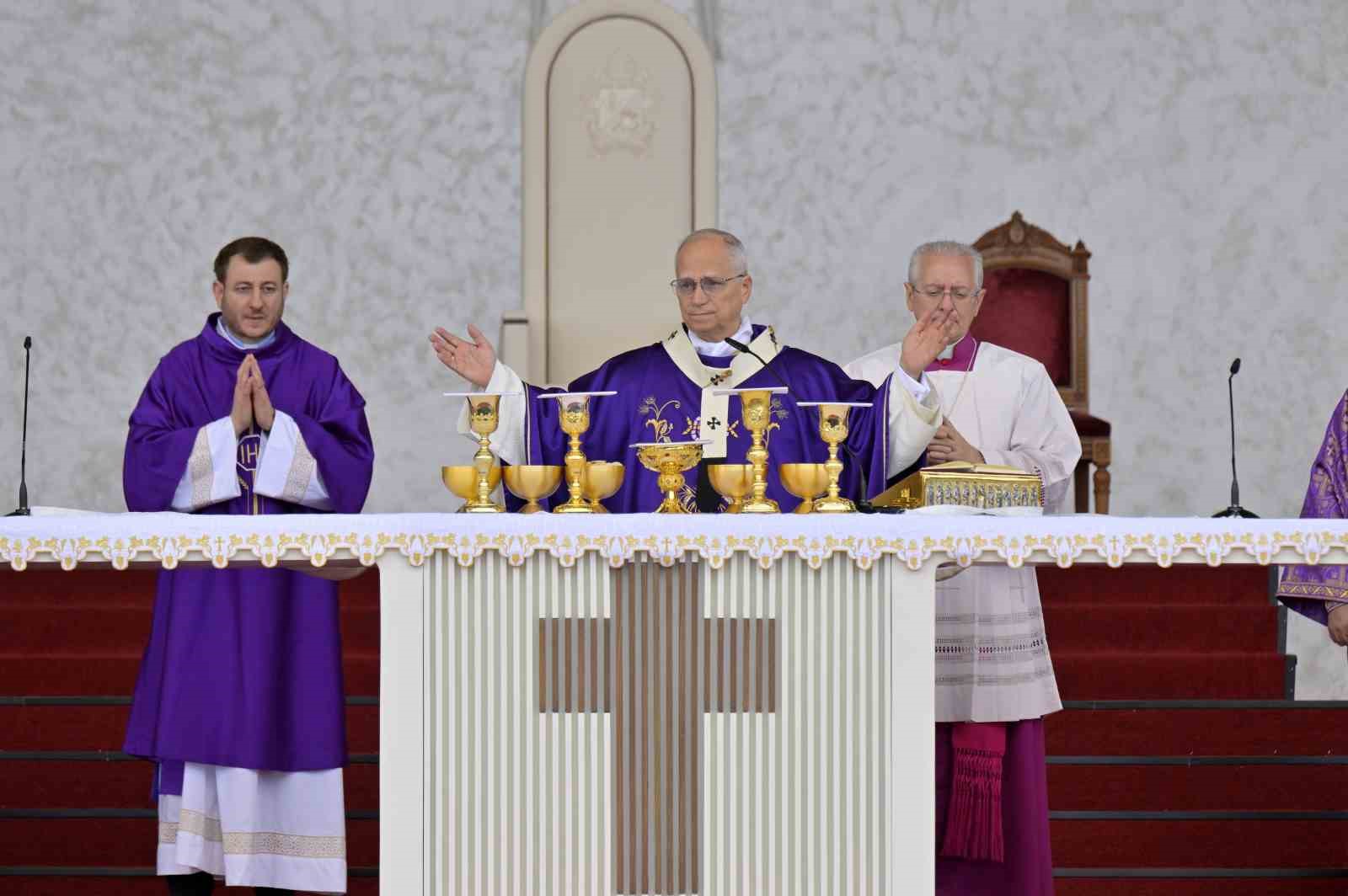 papa 14uncu leodan beyrutta 150 bin kisinin katilimiyla ayin 14