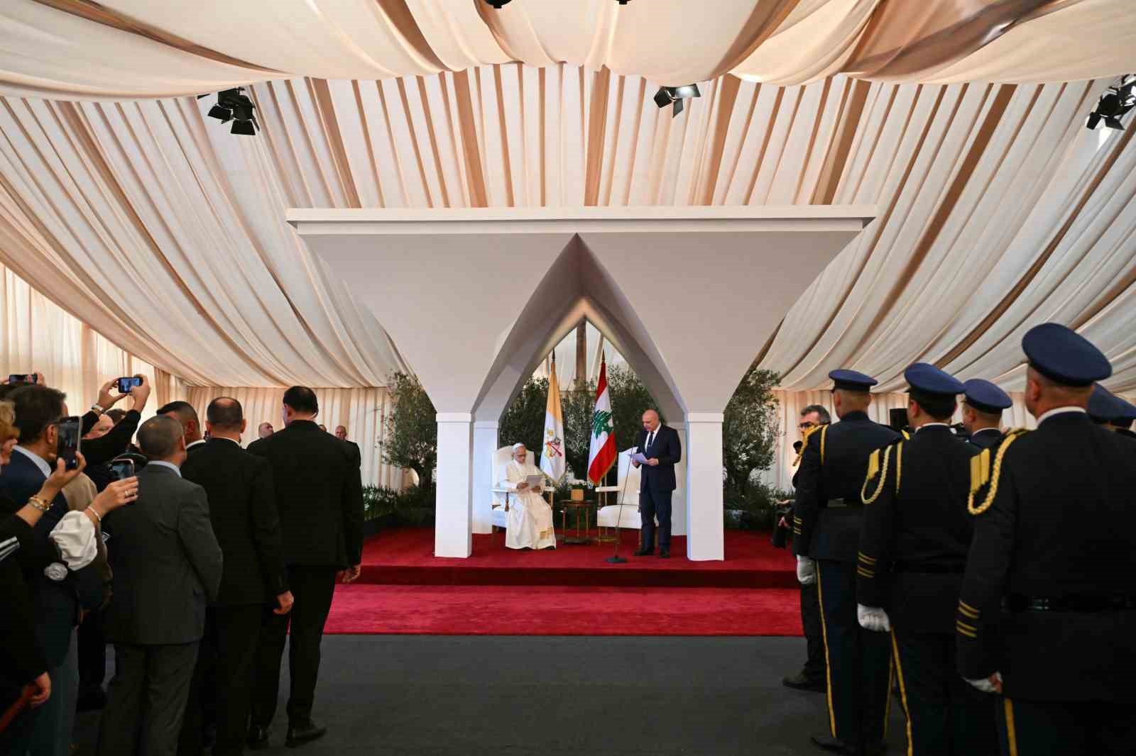 papa 14uncu leodan beyrutta 150 bin kisinin katilimiyla ayin 16 RTe64UBh