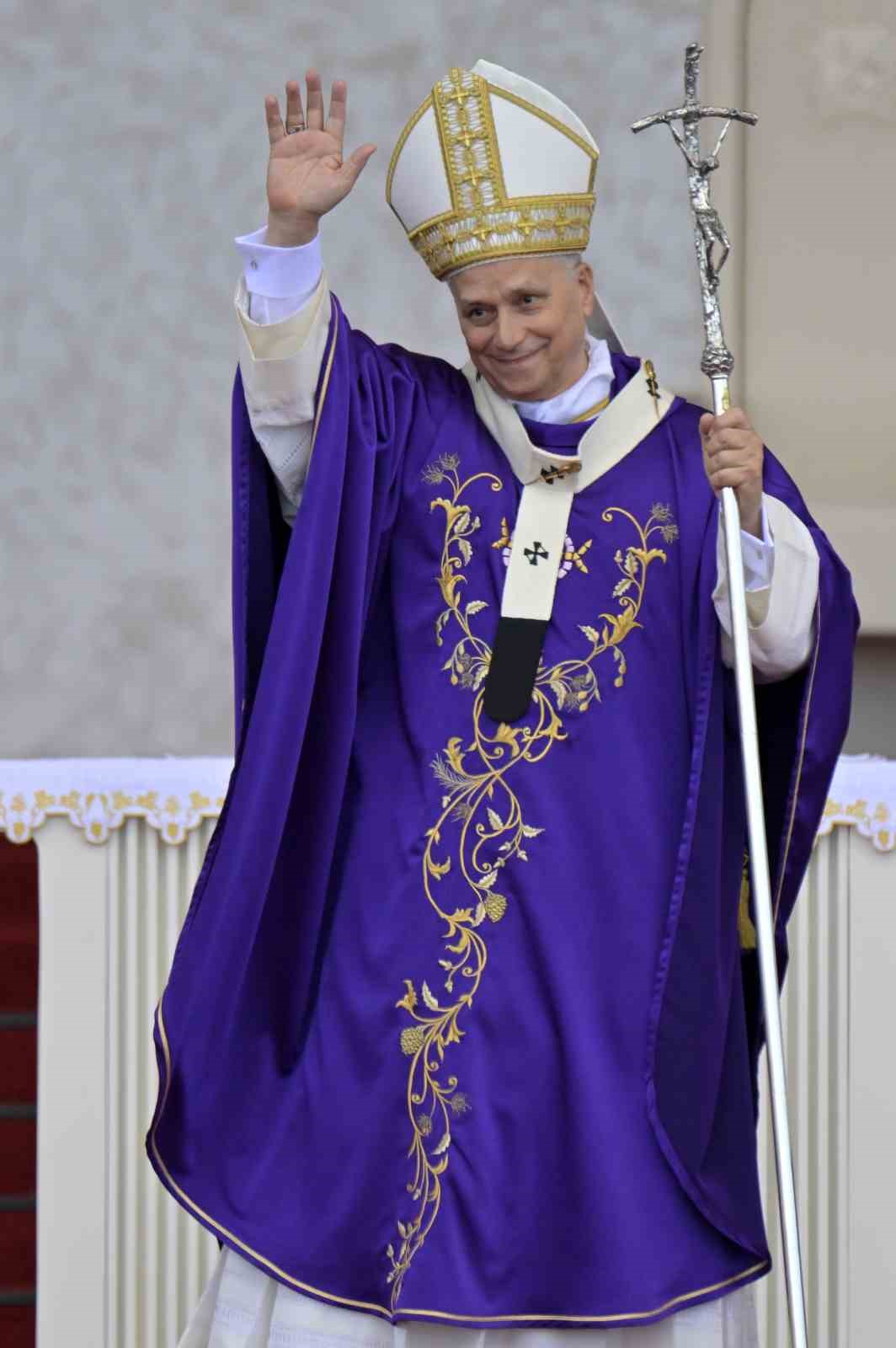 papa 14uncu leodan beyrutta 150 bin kisinin katilimiyla ayin 20