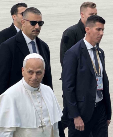 papa-leonun-ilk-resmi-yurt-disi-duragi-turkiye-oldu-wm9IclTh.jpg