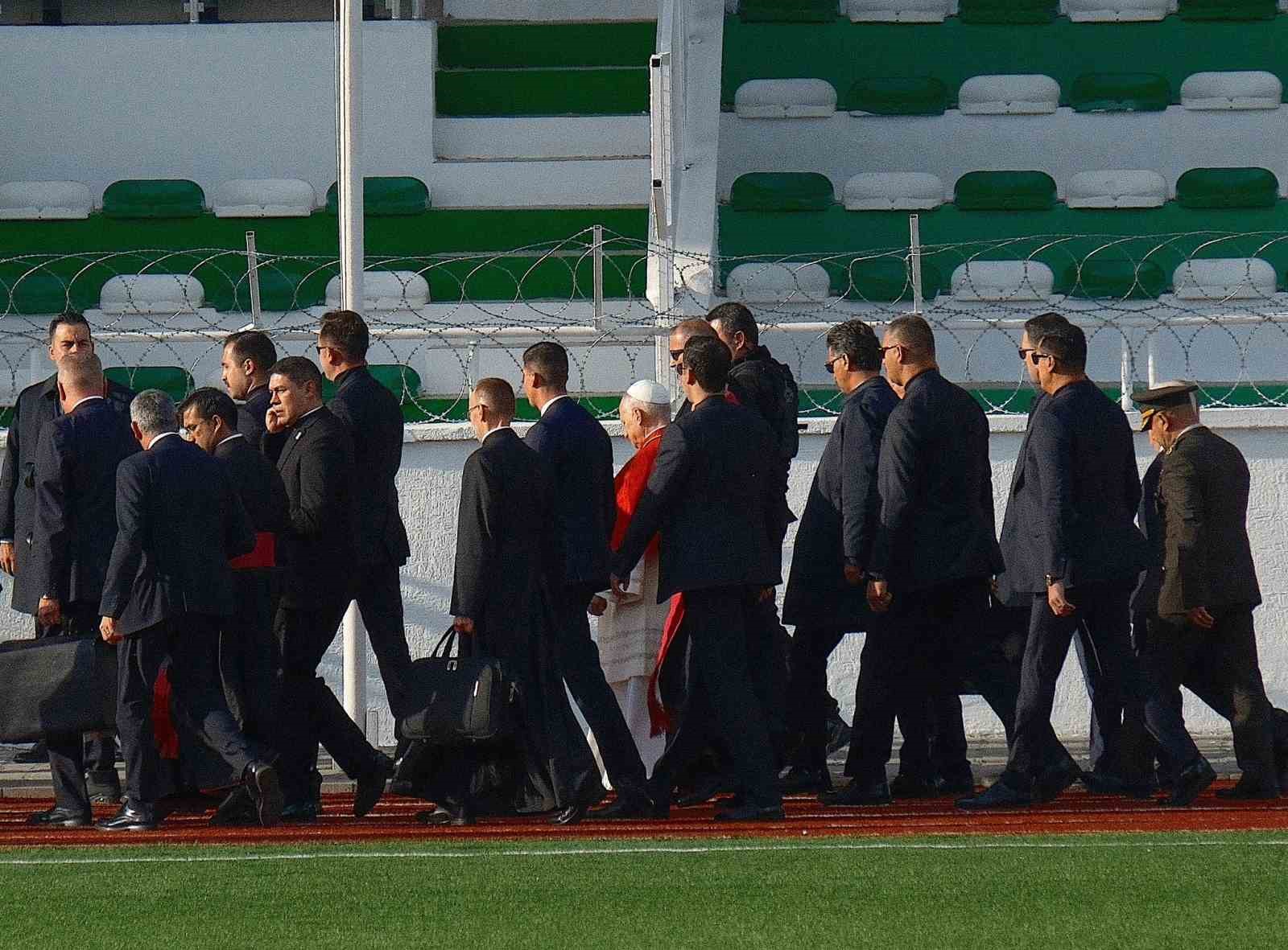 Papa’dan İznik’e tarihi ziyaret ve tarihi ayin... 19 papadan iznike tarihi ziyaret ve tarihi ayin 15 yI67TObd