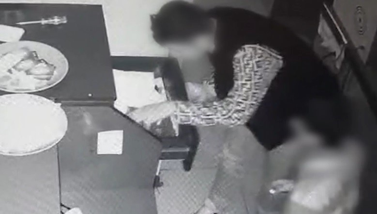 Para çalan şahıs, yüzünü saklamak yerine kameraya el salladı 5 para calan sahis yuzunu saklamak yerine kameraya el salladi 1 hr28Ea9i