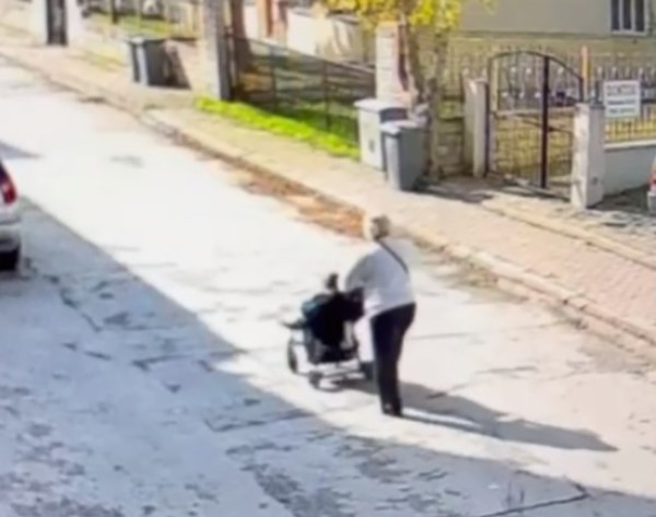 para dolu cantayi arabanin ustunde unuttu 0 fkyrKaaM