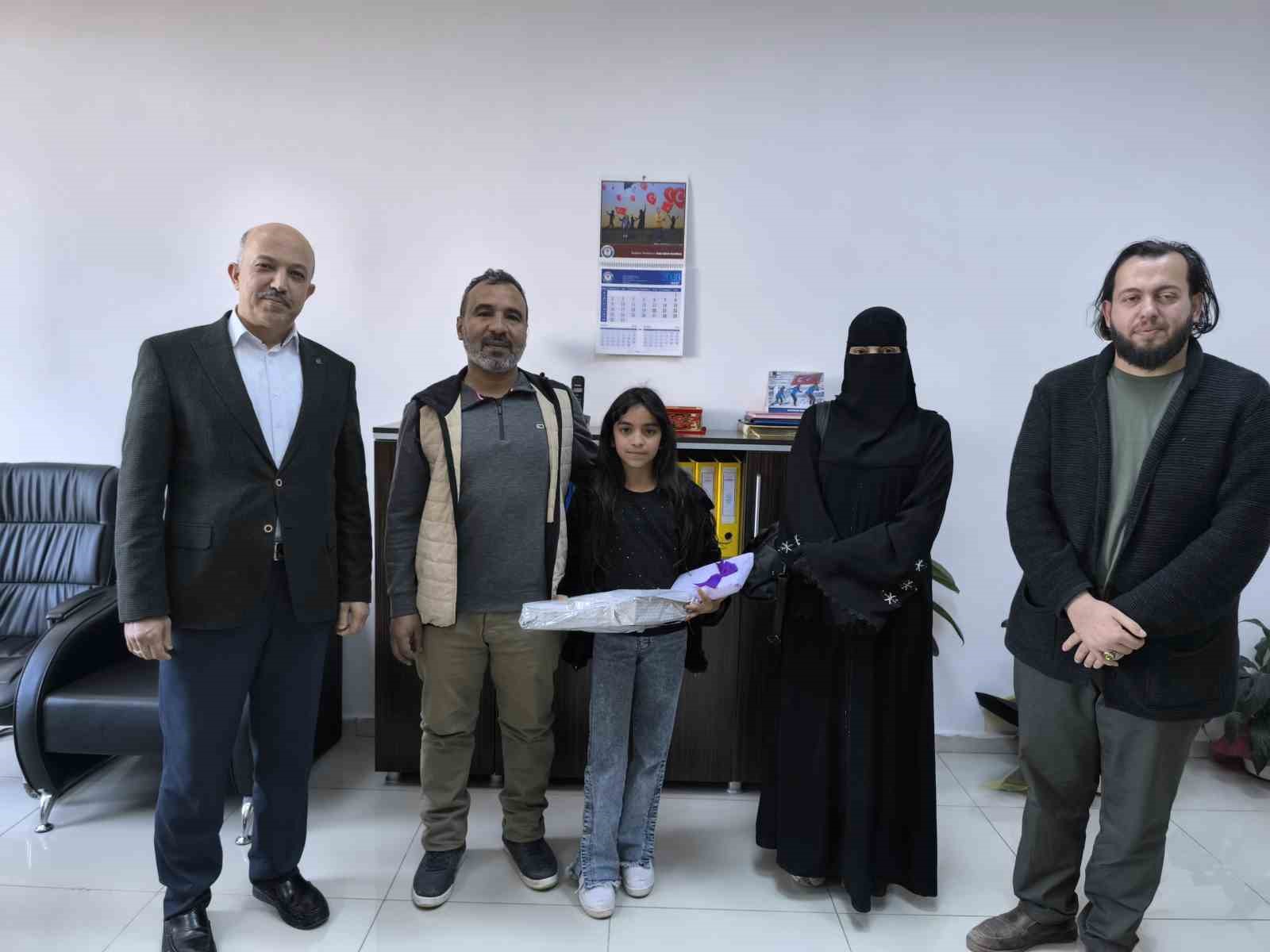 para dolu cantayi polise teslim eden suriyeli rahaf davranisiyla takdir topladi 0