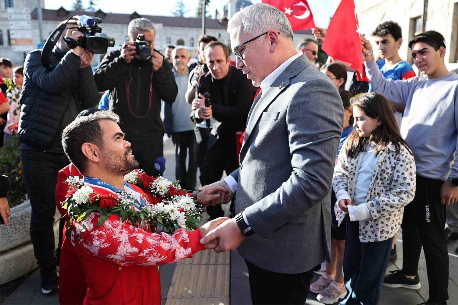 para halter dunya sampiyonuna konvoylu karsilama 2 4mBXy2sd