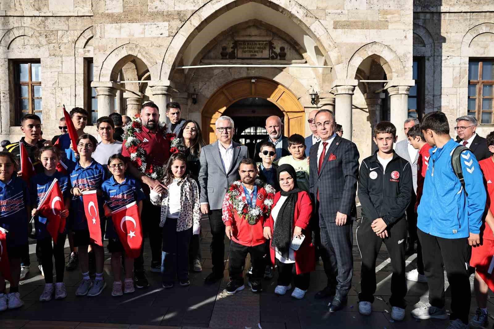 para halter dunya sampiyonuna konvoylu karsilama 3 DRbRuuuN