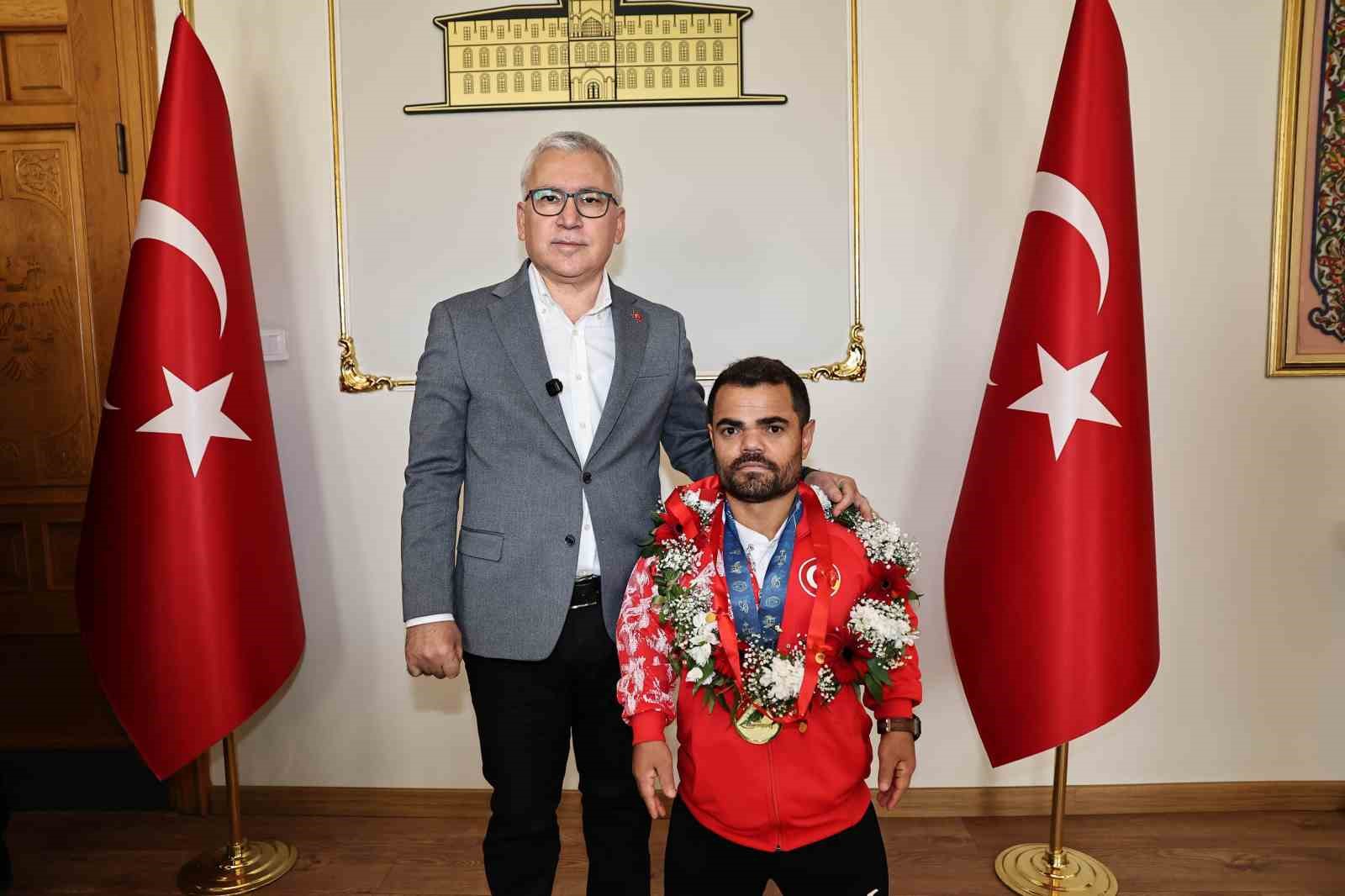 para halter dunya sampiyonuna konvoylu karsilama 4 NpVgzBRz