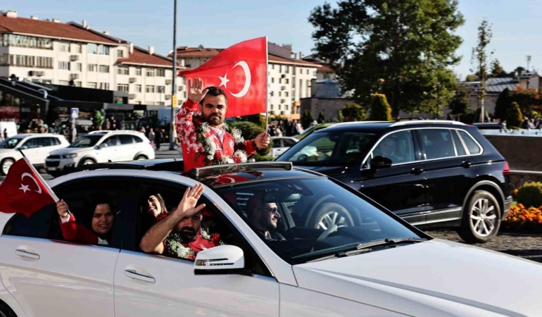 para-halter-dunya-sampiyonuna-konvoylu-karsilama-5ADfJkaU.jpg
