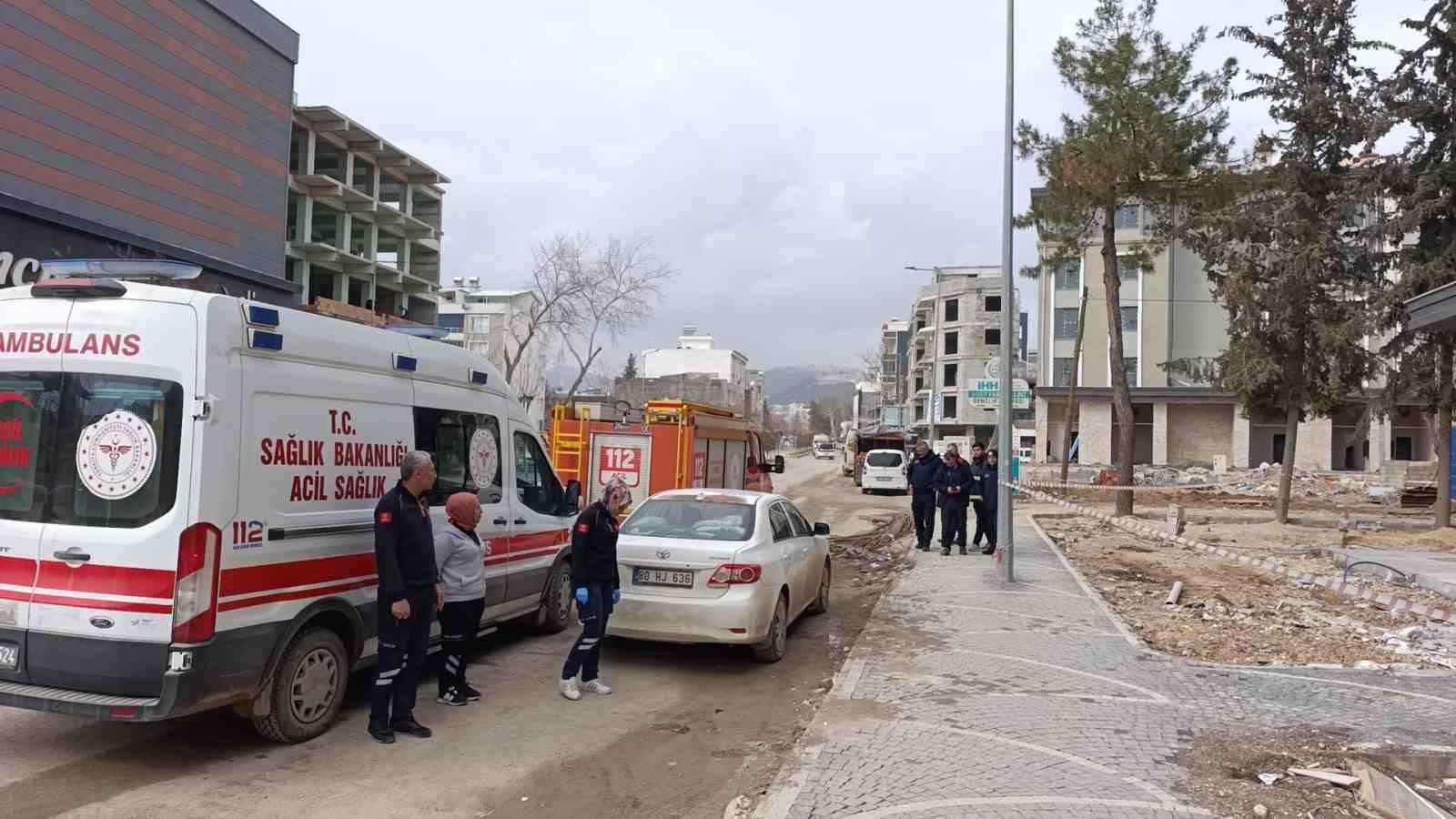 paralarini alamadiklarini iddia eden 2 isci binanin catisina cikti 2 TER5j1z7
