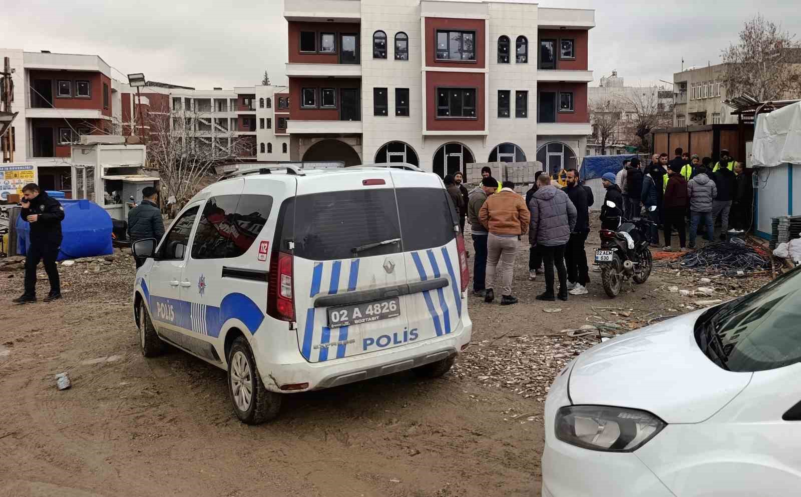 paralarini alamadiklarini iddia eden isciler eylem yapti 0 hG2qaIOr