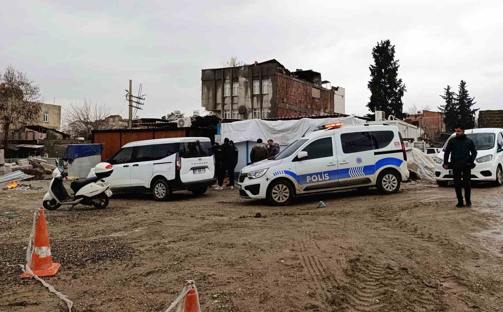 paralarini alamadiklarini iddia eden isciler eylem yapti 1 ugyEgbMk