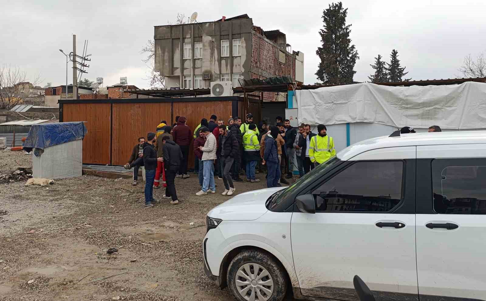 paralarini alamadiklarini iddia eden isciler eylem yapti 2 4UcUgD7V