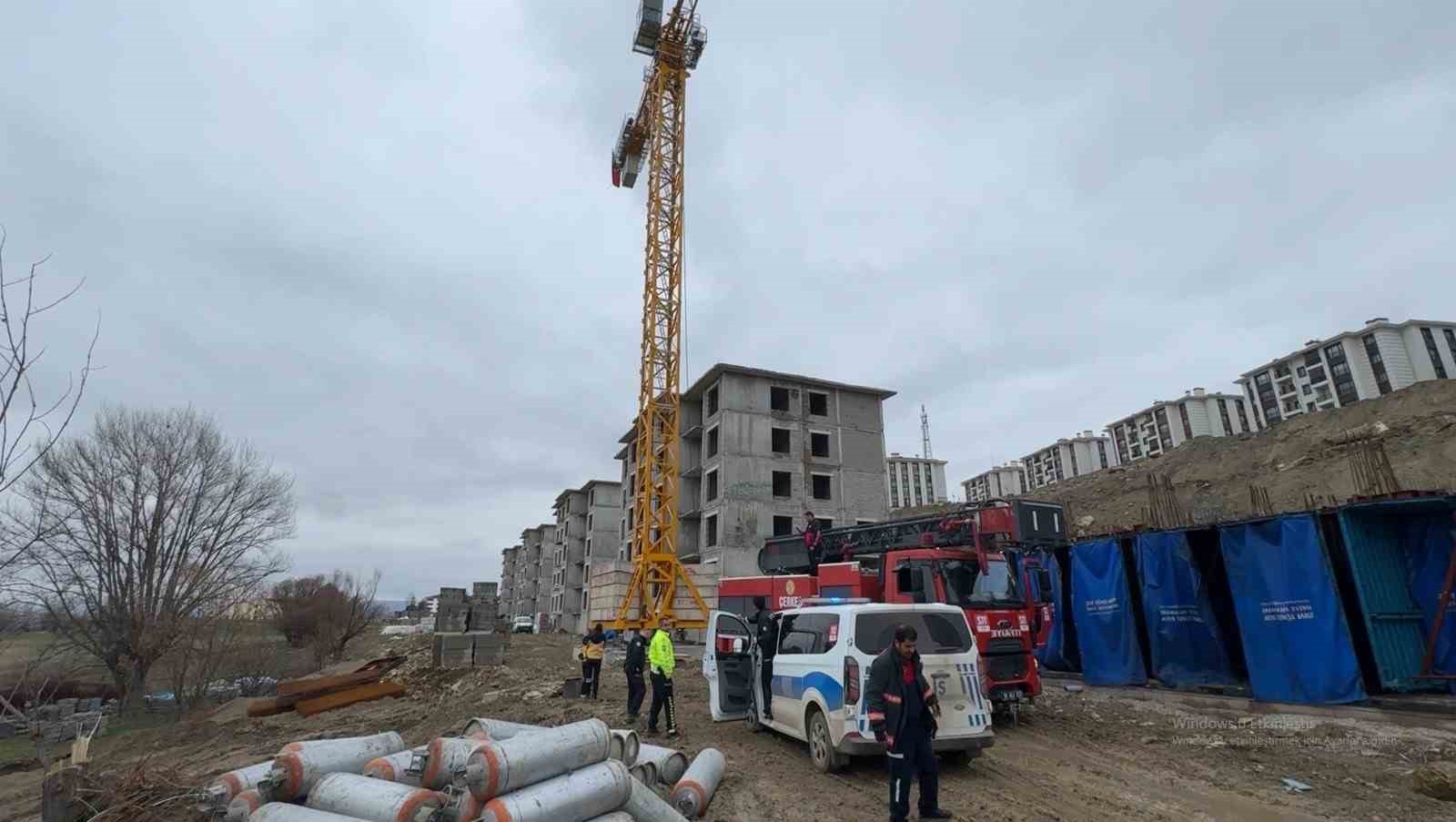 paralarini alamayinca intihara kalkisan isciler ekiplerce ikna edildi 1 zCvZk6N2
