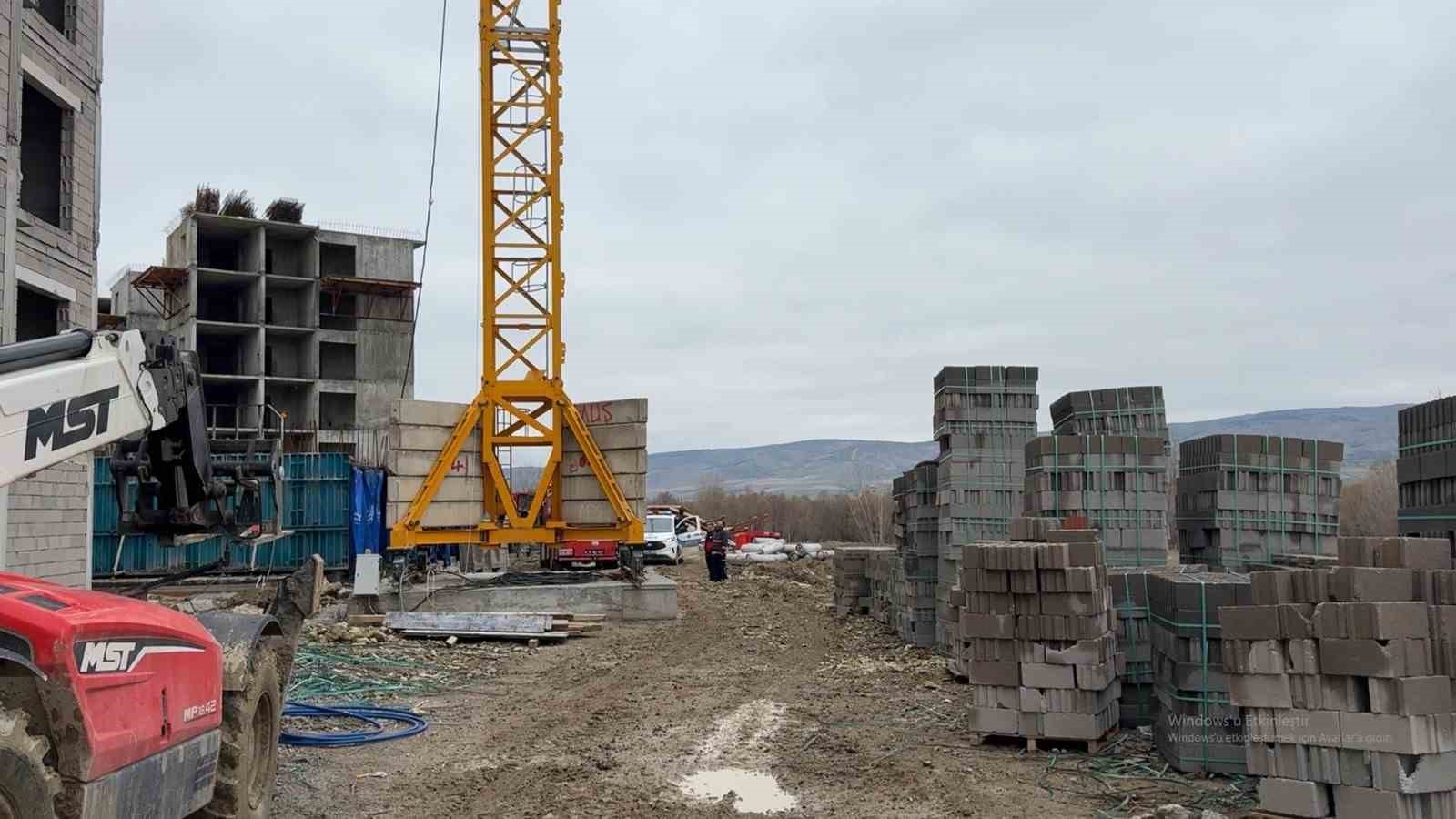 paralarini alamayinca intihara kalkisan isciler ekiplerce ikna edildi 2 gpYcGXwJ