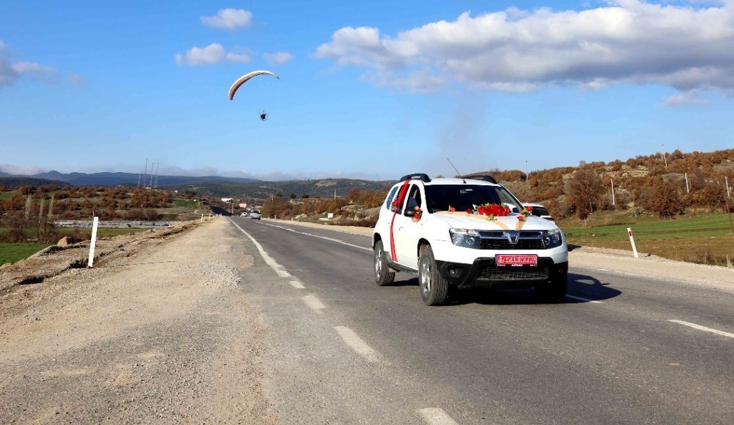 paramotorla inip gelin arabasinin onunu kestiler 4 yHa7DsO9