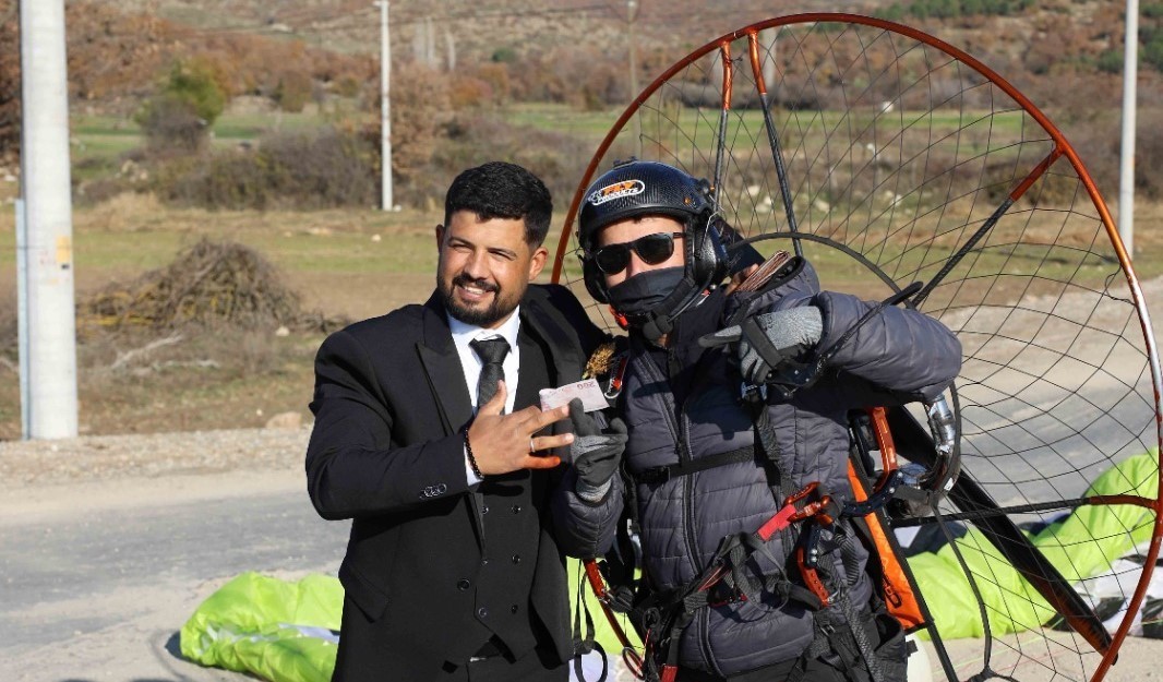 paramotorla inip gelin arabasinin onunu kestiler 6 nRGmKhWj