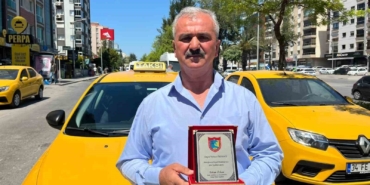 parasi-calinan-askerin-imdadina-taksi-soforu-yetisti-euyZnWzN.jpg
