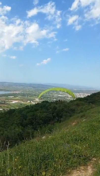parasutu ile ormana daldi 0 t3VjISR3