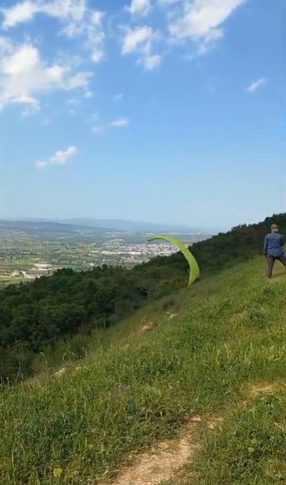 parasutu ile ormana daldi 1 cG6eld5a