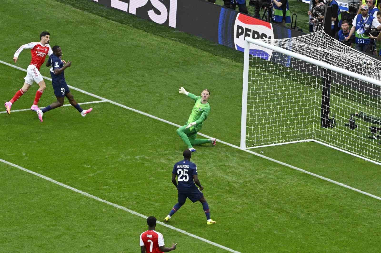 paris saint germain ust uste 2 kez sampiyonlar ligi sampiyonu 12