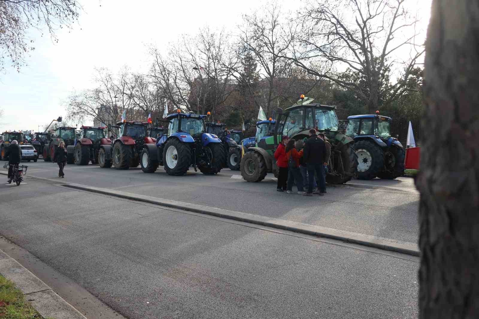 pariste ciftcilerden 350den fazla traktorle ab mercosur anlasmasina protesto 1 8Hdk7SmA