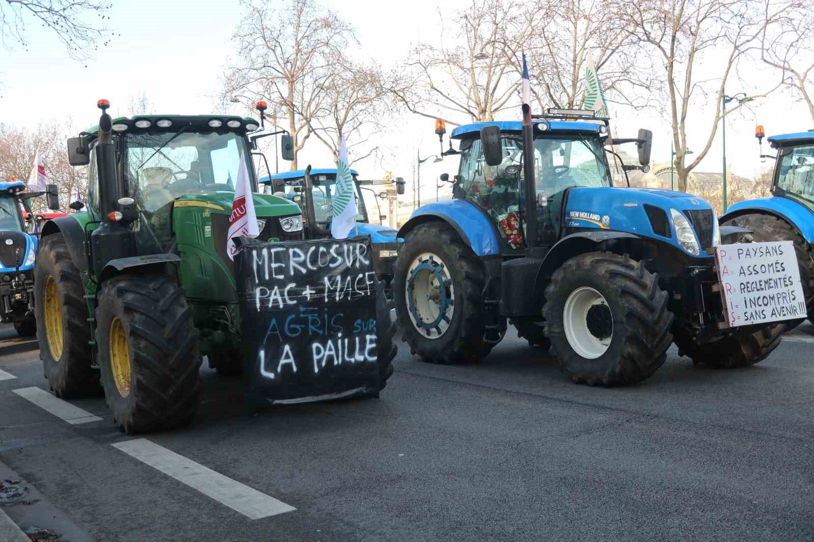 pariste ciftcilerden 350den fazla traktorle ab mercosur anlasmasina protesto 10 XlSHrptU
