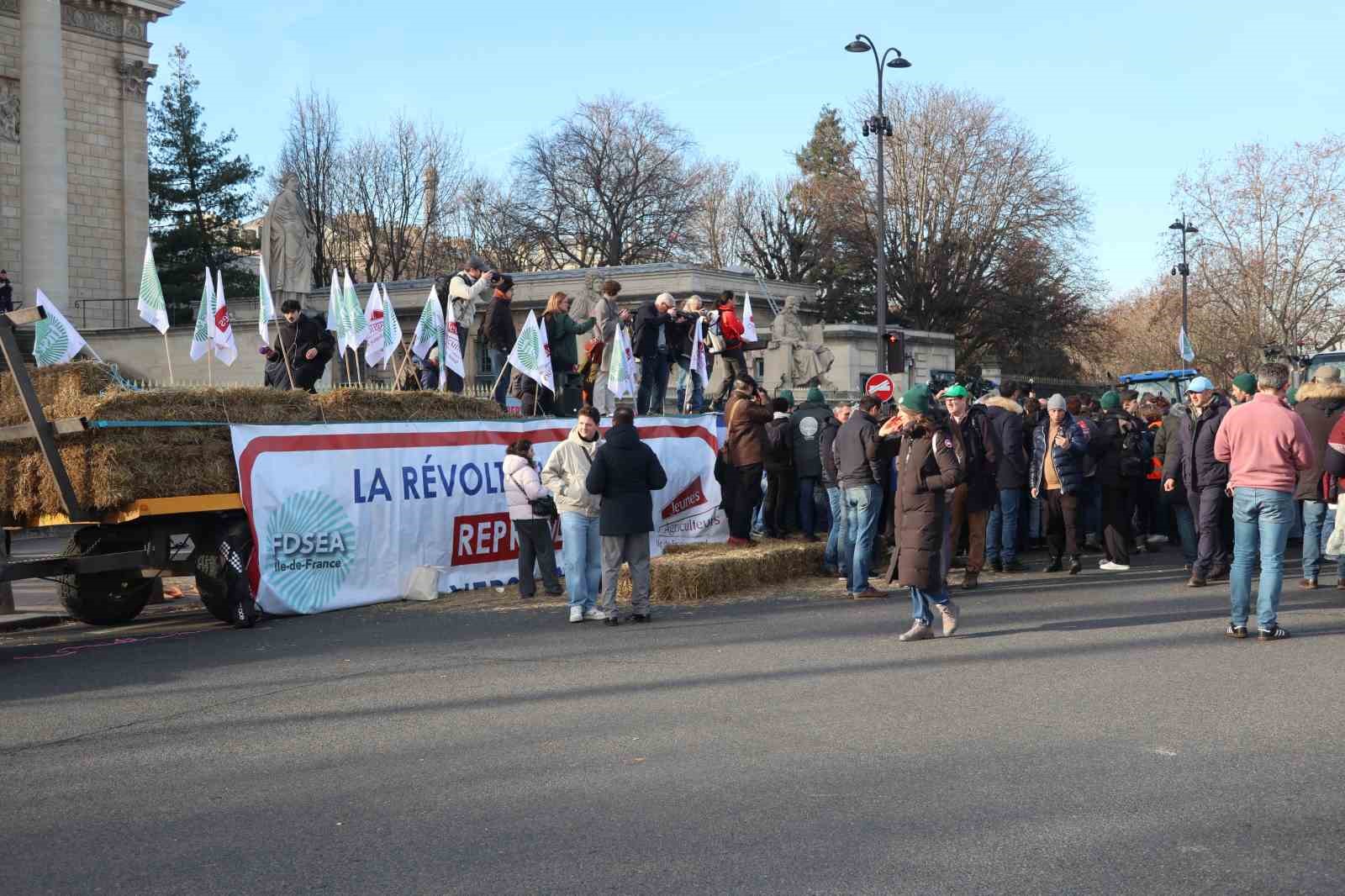 pariste ciftcilerden 350den fazla traktorle ab mercosur anlasmasina protesto 3 UEdmc8hw