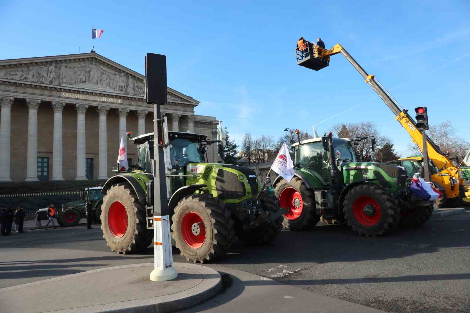 pariste ciftcilerden 350den fazla traktorle ab mercosur anlasmasina protesto 4 zdKDYJKg