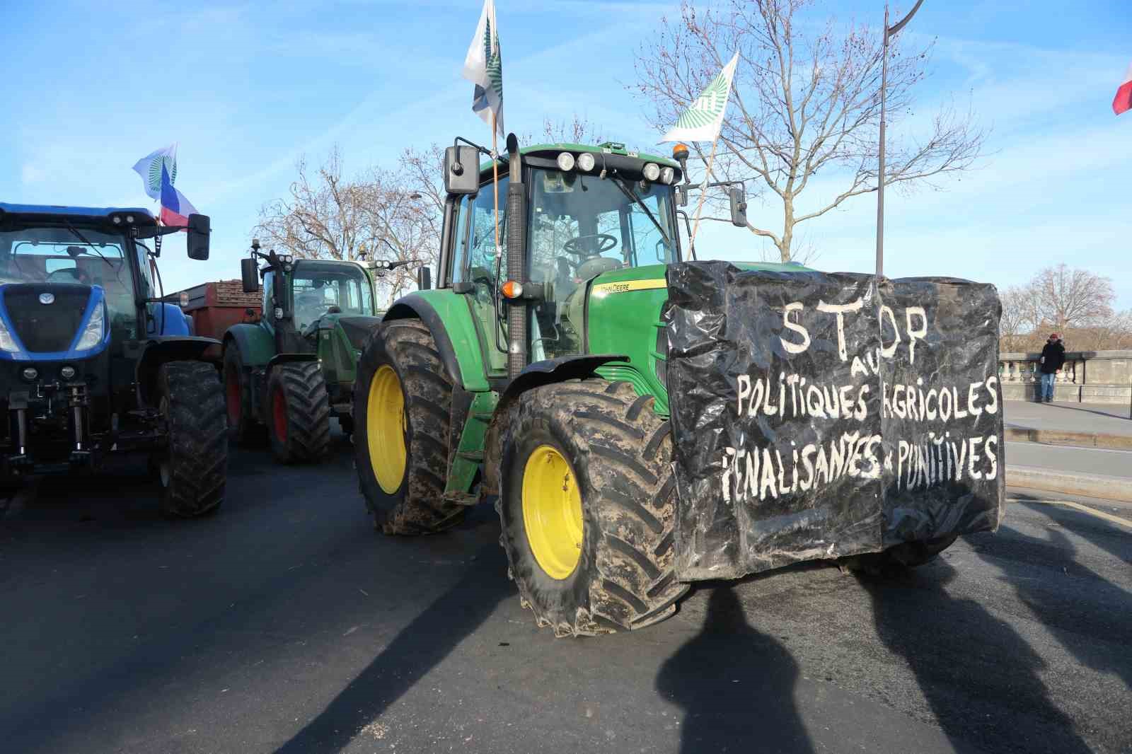 pariste ciftcilerden 350den fazla traktorle ab mercosur anlasmasina protesto 5 PRmlHJW9