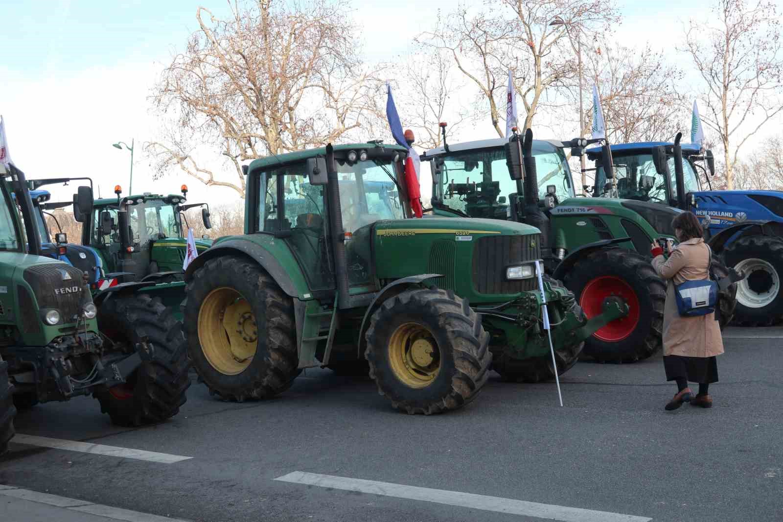 pariste ciftcilerden 350den fazla traktorle ab mercosur anlasmasina protesto 6 K3uJmje6