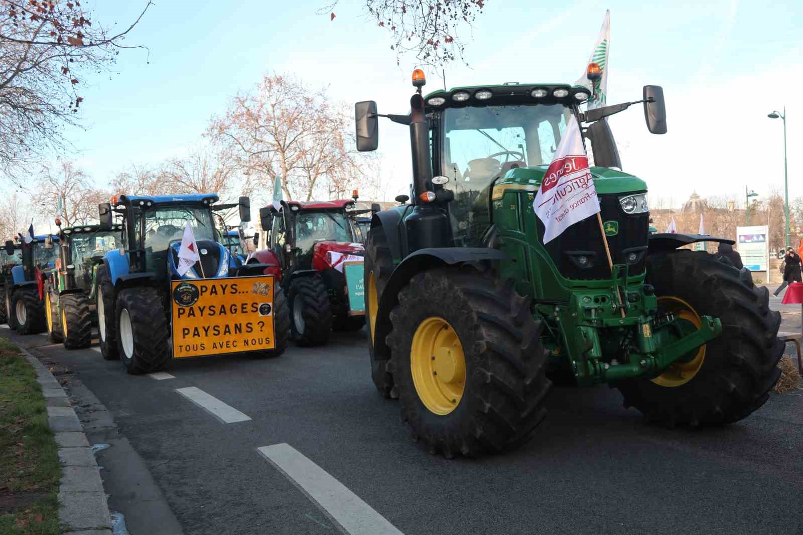 pariste ciftcilerden 350den fazla traktorle ab mercosur anlasmasina protesto 7 jWkbnDPe