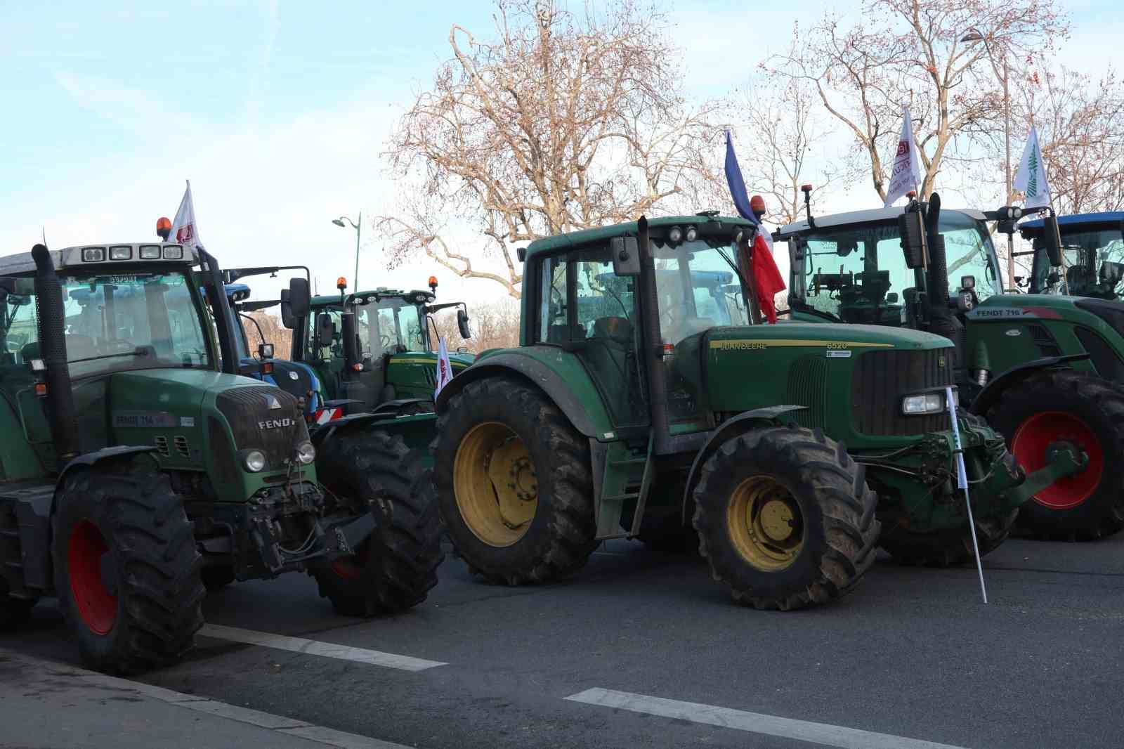 pariste ciftcilerden 350den fazla traktorle ab mercosur anlasmasina protesto 8