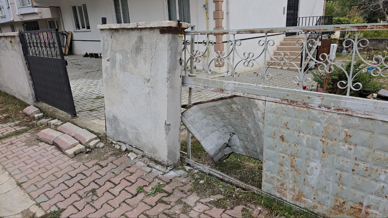 park edilen romorklar hareketlenip duvara carpti 1 9s1Azlml