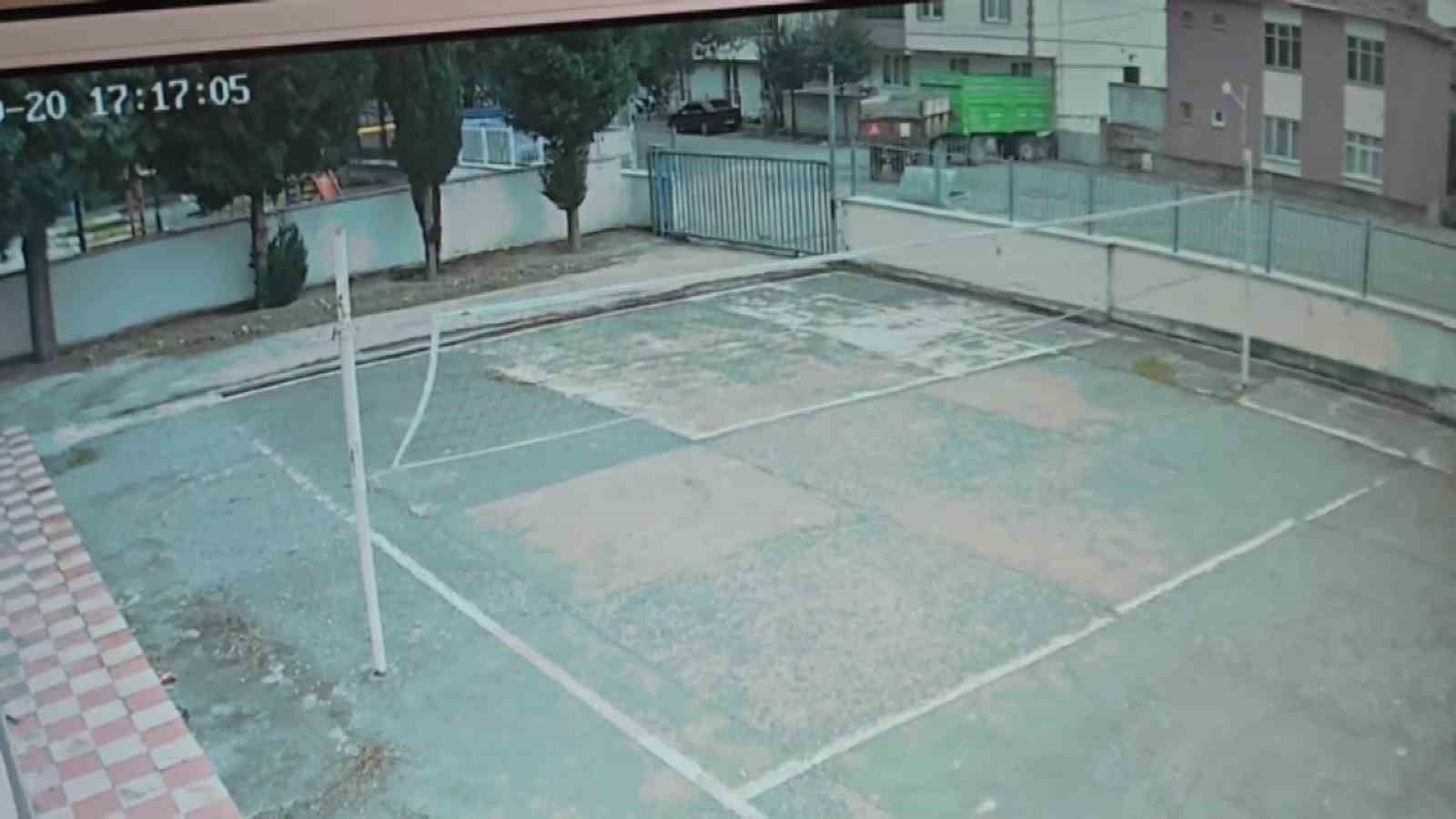 park edilen romorklar hareketlenip duvara carpti 2 JVs4UyHh