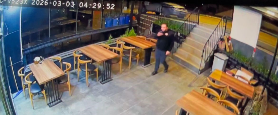 park ettigi otomobil bir anda geri kacti direge carparak durabildi 0