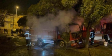 park-halinde-alev-alan-kamyon-hareket-etti-6pdUzfZb.jpg