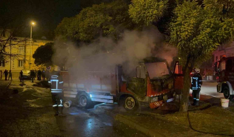park-halinde-alev-alan-kamyon-hareket-etti-6pdUzfZb.jpg