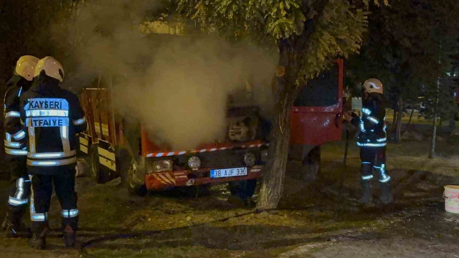 park halinde alev alan kamyon hareket etti 9 VMrT1hrS