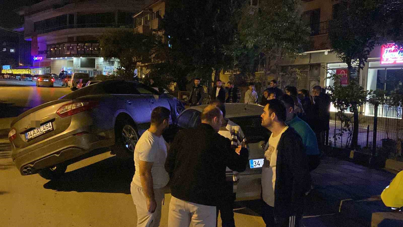 Park halindeki 2 araca çarpıp asılı kaldı: Şoför olay yerinden kaçtı 7 park halindeki 2 araca carpip asili kaldi sofor olay yerinden kacti 3