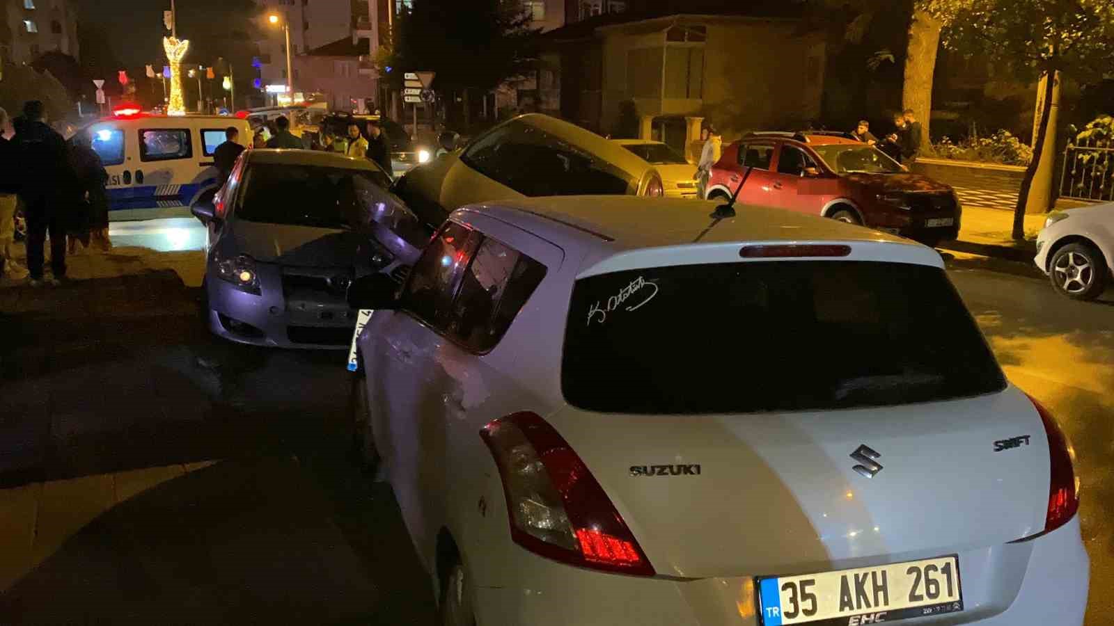 Park halindeki 2 araca çarpıp asılı kaldı: Şoför olay yerinden kaçtı 8 park halindeki 2 araca carpip asili kaldi sofor olay yerinden kacti 4 aUg9qdTh
