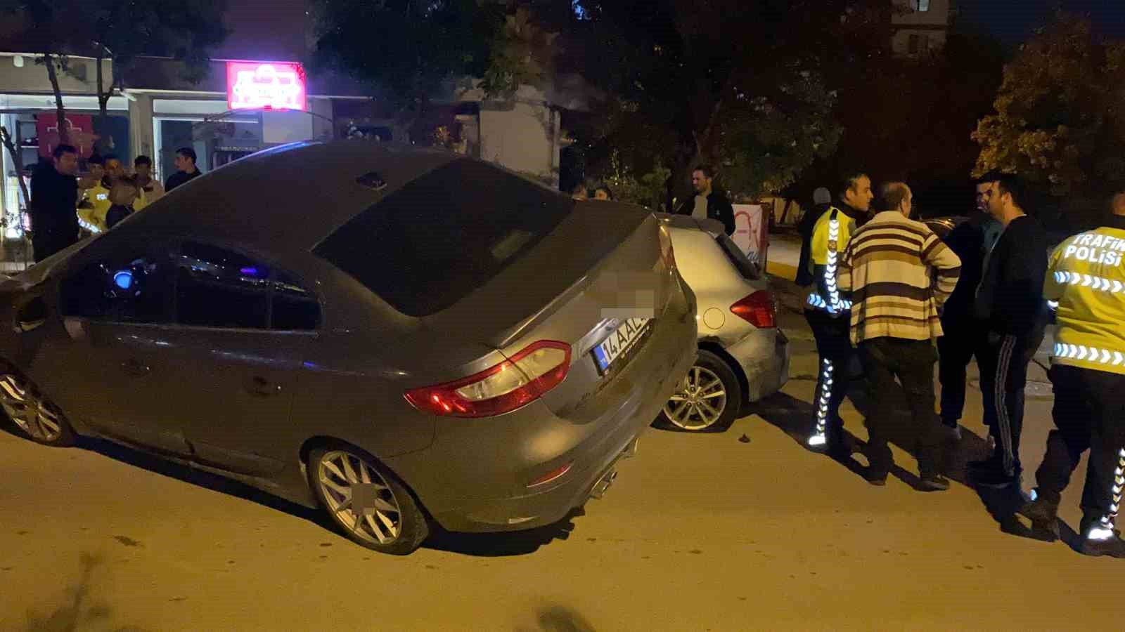 Park halindeki 2 araca çarpıp asılı kaldı: Sürücü olay yerinden kaçtı 1 park halindeki 2 araca carpip asili kaldi surucu olay yerinden kacti 0 QXm75XIz