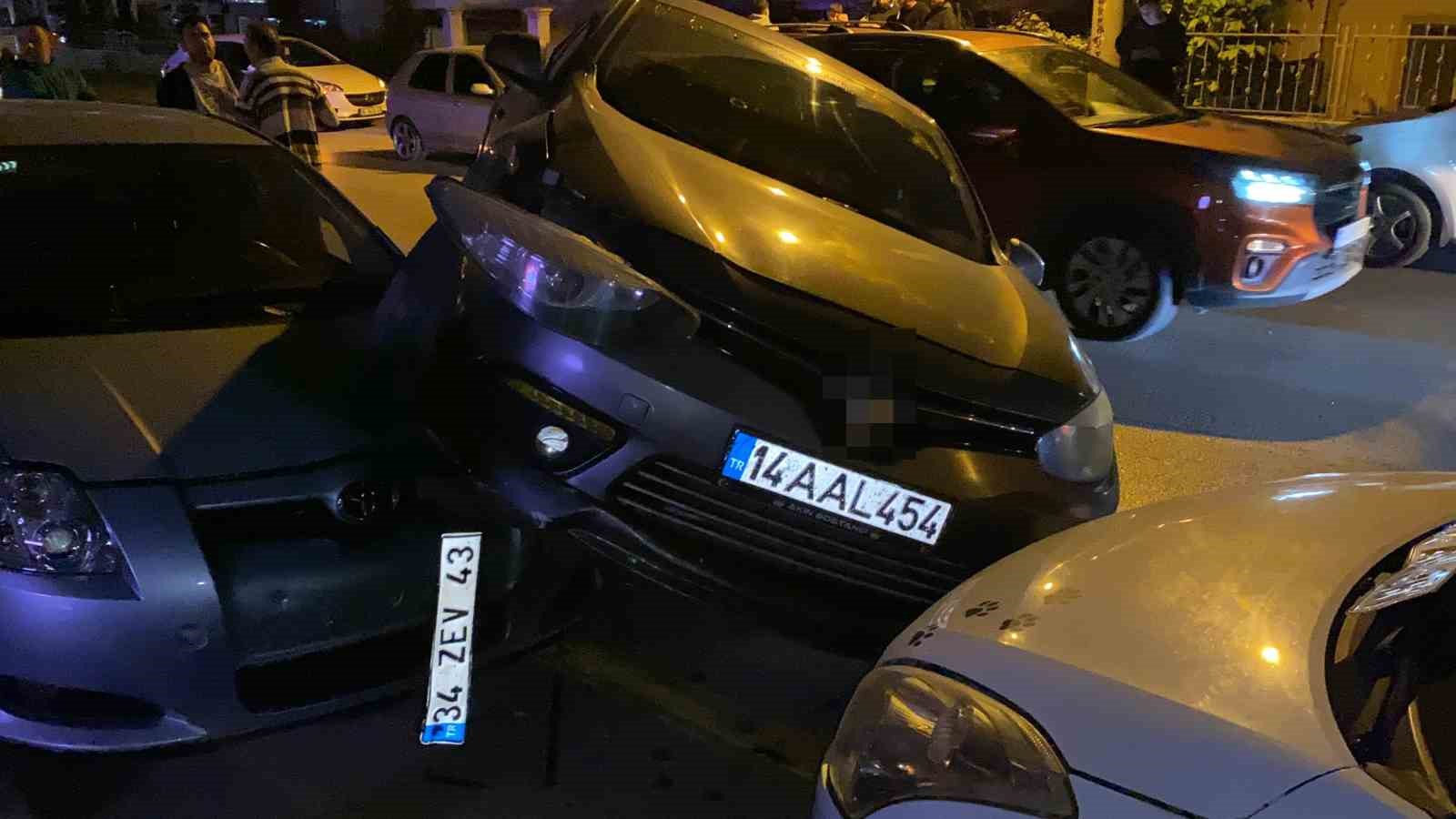 Park halindeki 2 araca çarpıp asılı kaldı: Sürücü olay yerinden kaçtı 5 park halindeki 2 araca carpip asili kaldi surucu olay yerinden kacti 1
