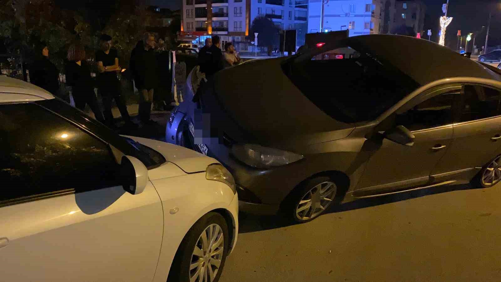 Park halindeki 2 araca çarpıp asılı kaldı: Sürücü olay yerinden kaçtı 6 park halindeki 2 araca carpip asili kaldi surucu olay yerinden kacti 2 vMYXDuHk