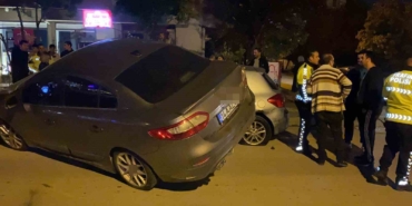 park-halindeki-2-araca-carpip-asili-kaldi-surucu-olay-yerinden-kacti-e1zVgd4y.jpg