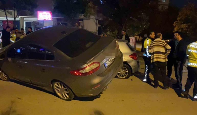 park-halindeki-2-araca-carpip-asili-kaldi-surucu-olay-yerinden-kacti-e1zVgd4y.jpg